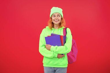 Pembe üzerine izole kadın. 1 Eylül. Bilgi ve eğitim. Okul eğitimi. Öğrenci hayatı. Üniversitedeki kadın öğrenci. Okula dönelim. Bilgi toplama günü. Üniversitede eğitim. Sınıf projesi.