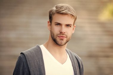 Sıradan bir erkek portresi. Milenyum portresi. Genç milenyum adamı. Şık bir erkek portresi. Sıradan bir adam. Adamın şık saçları var. Moda görünümlü saçlı bir adam..