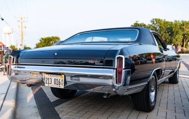 Park Ridge, Illinois, ABD - 18 Ağustos 2024: Chevy Monte Carlo. Otomobil fuarında park edilmiş siyah bir araba. Chevrolet Monte Carlo arabası. Chevrolet Monte Carlo 'nun siyah arabası.