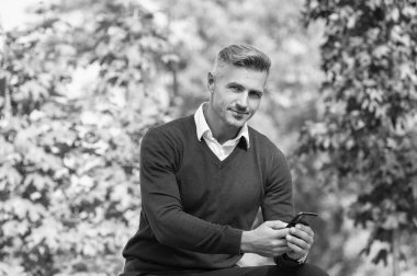 İşadamı sonbaharda telefon kullanır. Sonbahar adamı telefonu kullanır. Sıradan bir iş adamı gibi. İş adamı dışarıda telefonla mesajlaşıyor. İş iletişimi tarzı. İnternet işi. CEO..