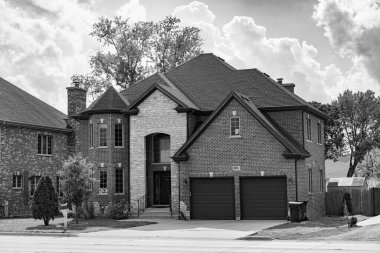 Banliyö ev mimarisi. Konforlu bir banliyö evi. Mimarlık konsepti. Banliyödeki evim. İkametgah. Mahalledeki banliyö evi. Özel konut mimarisi konutu. Lüks hayat..