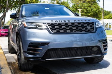 Miami, Florida, ABD - 4 Nisan 2025: Range Rover Velar 2019 çapraz otomobil. Lüks araba Range Rover Velar. Otomobil Range Rover 'ı dışarıda park etmiş. Gri Velar arabası, ön manzara..