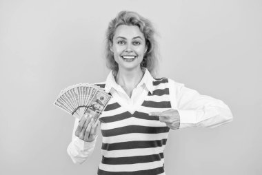 Kâr marjı. Kârlı şirketler yatırımcıları çeker. Kâr artışı. İş kadını büyümek için tekrar yatırım yapıyor. Sarıya para yatıran bir iş kadını. Başarılı bir iş kadını. Mali kaynaklar.