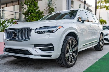 Miami, Florida, ABD - 07 Nisan 2025: lüks SUV arabası Volvo XC90. Volvo XC90 dışarıda park halinde. Beyaz hibrit araba, alçak köşe manzaralı. 2024 Volvo XC90 Yeniden Şarj Ekle Hibrit SUV araba.