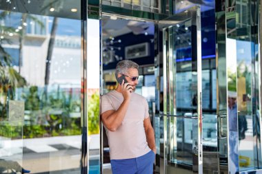 Erkek telefon konuşması. Akıllı telefonlu İspanyol bir iş adamı. İş iletişimi. Telefona cevap veren adam. Sıradan bir iş adamı dışarıda telefonla konuşuyor. Telefon kullanan bir iş adamı. Cevapsız arama.