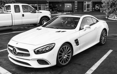 Seattle, WA, ABD - 2 Temmuz 2024 Mercedes Benz SL Sınıfı SL 550 beyaz renkli üstü açık.