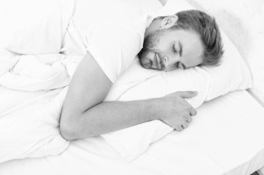 Geceleri uyuyan bir adam. Uykulu adam beyaz yatak odasında uyuyor. Uyuyan genç adam uyuyor. Rahat bir yatakta huzur içinde dinleniyor. Kapalı gözlerle yalan söylemek. Derin erkek uykusu. Sabah uykusu.