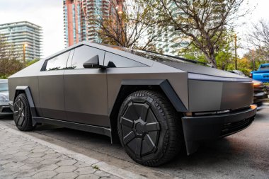 Miami, Florida, ABD - 06 Nisan 2025: Tesla Cybertruck otomobili açık hava parkı. Matte elektrikli araba, yan görüş. 2024 Tesla Cybertruck elektrikli kamyonet vagonu. Elektrikli kamyonet vagonu Tesla Cybertruck.