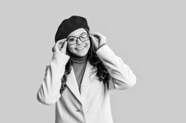 Gençlik modelinin sonbahar havası. Sonbahar moda kızı sarıda izole edilmiş. Moda ve şık bir kız. Gözlüklü ve bereli sonbahar kızı. Sonbahar sezonu. Kız sonbaharda şık görünüyor. Samimi dokular.