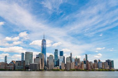 New York, Birleşik Devletler. New York Manhattan 'ın ufuk çizgisi finans bölgesi. Manhattan güzel silueti, New York, Birleşik Devletler. Manhattan 'ın ortasındaki New York şehrinin gökyüzü manzarası. ABD NYC 'de. Amerikan en büyük şehri.