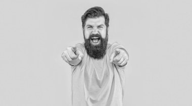 Arka planda sakallı, parmakla işaret eden vahşi bir adamın portresi. Sakallı vahşi adamın portresi. Sarıya sakallı vahşi adamın portresi. Stüdyoda sakallı vahşi bir adamın portresi..