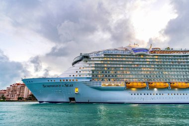 Miami, Florida, ABD - 16 Aralık 2024 yaz tatili. Royal Karayipler Uluslararası yolcu gemisi. Gemi turu. Lüks gemi gezisi. Deniz Yolcuları Seyahat Senfonisi. Okyanus yolculuğu.