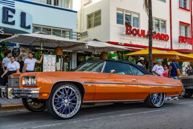 Miami, Florida, ABD - 7 Nisan 2025 üstü açık Chevrolet Caprice. Chevrolet Caprice dışarıda park etmiş. Turuncu Chevy, yan görüş. Chevrolet Caprice 'in üstü açık spor arabası..