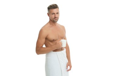 Espresso zamanı. Kaslı gövdeli olgun bir adam evde çay ya da kahve içerken beyaz tenli. Sabah rutini. Gövdesi olan yakışıklı adamın sabah kahvesi..