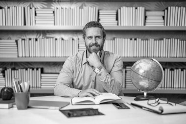 Okulda öğretmen. Eğitim ve öğrenim. Lise öğretmeni. Öğretmenlerle okul eğitimi. Öğretmen eğitim bilgisini paylaşıyor. Okul eğitimi öğrenciler için gereklidir. Bilgi genişletiliyor.