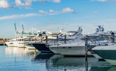 Lüks yaşam tarzı ve zenginlik. Denizdeki sürat teknesi. Yaz tatili. Lüks marina. Sefer teknesi denizde yüzüyor. Deniz marinası. Lüks yat marinası. Limandaki lüks yat teknesi..