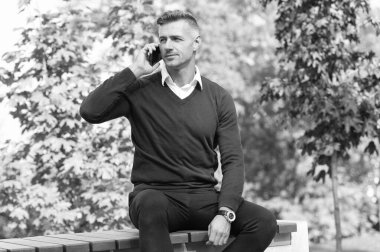 Modern iletişim. Adam dışarıda telefonla konuşuyor. Olgun adam çağırıyor. Adam telefonda konuşuyor. Telefon var. Mobil bağlantı. Akıllı telefonlu bir iş adamı. İş iletişimi.