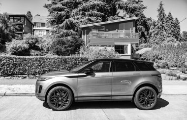 Seattle, WA, ABD - 3 Temmuz 2024: Seattle, WA, ABD - 3 Temmuz 2024: Land Rover Range Evoque metalik yan görüş.