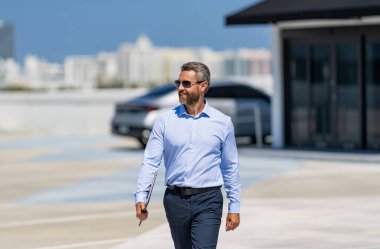 Başarılı bir iş. Başarı girişimci bayiliğinde. İş molasında ofis müdürü. Açık havada başarılı bir iş adamı. Profesyonel iş adamı güneş gözlüğü takar. Patron portresi..