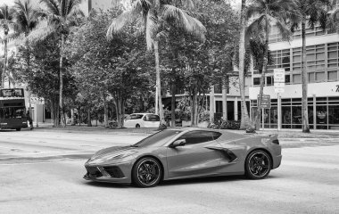 Miami Beach, Florida USA - 8 Haziran 2020 Chevrolet Corvette 3LT Stingray C8 Coupeat Miami plajı. Chevrolet Corvette 3LT Stingray C8Coupe Sokakta Turuncu