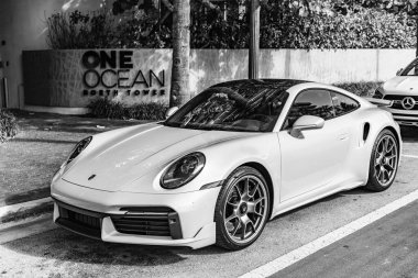 Miami Beach, Florida USA - 9 Haziran 2024: Porsche 911 Carrera Turbo Miami plajında. Gri Orsche 911 Carrera Turbo