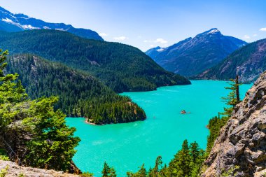 Dağ manzaralı Diablo gölü. Dağ tepesi ve Diablo gölü manzarası. Dağ suyu manzarası. Kuzey Cascades Ulusal Parkı 'ndaki Diablo Gölü. Diablo Gölü 'nün manzarası.