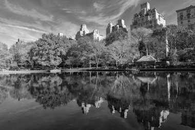 New York City, ABD - 20 Kasım 2023: Güzel şehir manzarası ve doğa ile sonbahar şehri manzarası. Kasım havası. - New York. New York. Central Park