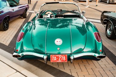 Park Ridge, Illinois, ABD - 22 Ağustos 2024 Chevrolet Corvette C1 'in üstü açık arabası. Chevy Corvette. Dönüştürülebilir araba otomobil fuarına park edilmiş, arka manzara. 1958 Chevrolet Corvette C1 retro araba.