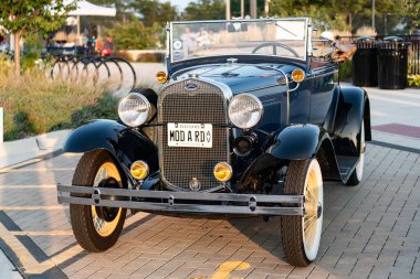 Park Ridge, Illinois, ABD - 22 Ağustos 2024: Ford A 1927 üstü açılır araba. Üstü açılabilen Ford A. Ford 'un klasik arabası. Otomobil fuarında park edilmiş Retro araba, köşe görünümü.