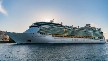 Miami, Florida, ABD - 24 Aralık 2024: Seas yolcu gemisinin bağımsızlığı. Yaz tatilinde gemi turu. Royal Karayipler Uluslararası yolcu gemisi. Gemi turu. Gemi port 'tan ayrılıyor.
