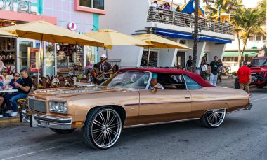 Miami, Florida, ABD - 07 Nisan 2025: Chevrolet Caprice otomobili açık havada park halinde. Altın Chevy, yan görüş. Chevrolet Caprice eski, üstü açık, güçlü bir araba. Üstü açık eski araba Chevrolet Caprice.