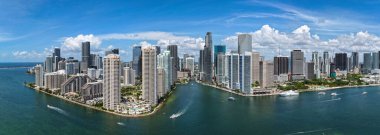 Miami 'de Brickell' in hava manzarası. Güneşli bir günde Miami 'nin göbeğinde. Miami Sahili ve Brickell 'in manzarası. Brickell 'in ünlü simgeleri. Miami şehir merkezi manzarası