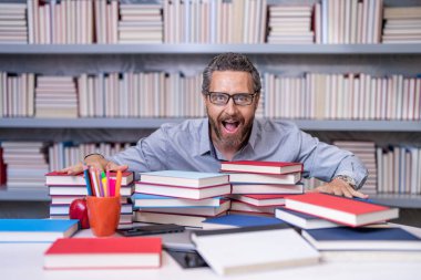 Kitaplı bir okul profesörü. Öğretmenler günü. Şaşırmış öğretmen kütüphanede eğitimi geliştirir. Bilgi günü. Öğretmen sınava hazırlan. Derste çok çalışan bir profesör. Fazla çalışmaktan kaçının.