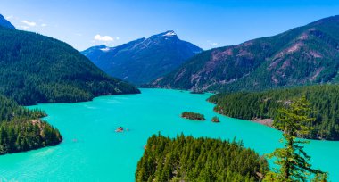 Kuzey Cascades Ulusal Parkı 'ndaki Diablo Gölü. Diablo Gölü 'nün manzarası. Dağ manzaralı Diablo gölü. Dağ tepesi ve Diablo gölü manzarası. Doğa manzarası. Bozulmamış dağ.