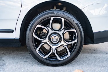 Miami, Florida, ABD - 08 Nisan 2025: Car Rolls Royce Cullinan açık havada park etti. Beyaz araba, tekerlek manzaralı. 2023 Rolls Royce Cullinan lüks SUV arabası. Lüks SUV arabası Rolls Royce Cullinan.