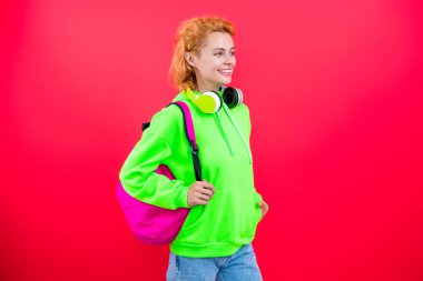 Okula dönelim. Bilgi toplama günü. Bilgi ve eğitim. Okul eğitimi. Öğrenci hayatı. Pembe üzerine izole edilmiş genç bir kadın. 1 Eylül. Üniversitede okuyorum. Öğrenci kız sırt çantası taşıyor. Lise.