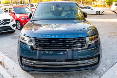 Miami, Florida, ABD - 07 Nisan 2025: 2023 Land Rover Range Sport lüks SUV arabası. Lüks arazi aracı Range Rover. Otomobil Range Rover 'ı dışarıda park etmiş. Mavi SUV arabası, ön manzara..