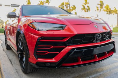 Miami, Florida, ABD - 4 Nisan 2025: lüks SUV Lamborghini Urus. Lamborghini Urus dışarıda park etmiş. Kırmızı araba, alçak açı. 2024 Lamborghini Urus lüks spor arazi aracı.