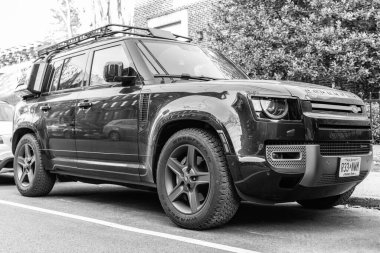 New York City, ABD - 15 Mart 2024: Land Rover Defender modern araba açık havada, köşe manzaralı.