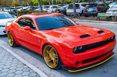 Miami, Florida, ABD - 13 Nisan 2025 Spor araba Dodge Challenger SRT Hellcat. Dodge Challenger SRT arabası park edilmiş. Kırmızı spor araba, ön köşe manzaralı. 2018 Dodge Challenger SRT Helkatlı spor araba.