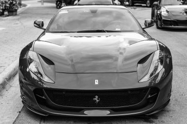 Miami Beach, Florida USA - 9 Haziran 2024: 2019 Ferrari Portofino 812 Miami plajında süper hızlı kırmızı. Ferrari lüks bir İtalyan markasıdır. ön görünüm