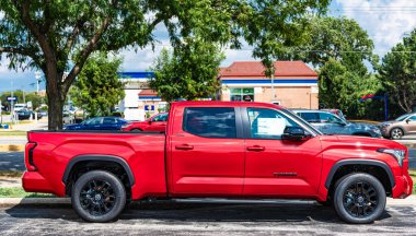 Park Ridge, Illinois, ABD - 16 Ağustos 2024: Toyota Tundra 2024 kamyonet. Toyota Tundra 'nın lüks kamyonet vagonu. Toyota Tundra 'nın arabası dışarıda park edilmiş. Toyota Tundra, yan görünüm.