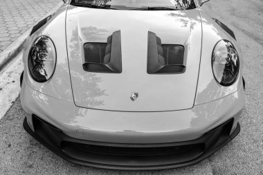 Miami Beach, Florida USA - 9 Haziran 2024: Porsche 911 GT3 Miami plajında. Mavi Porsche 911 GT3