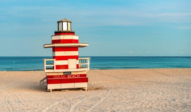 Miami sahilindeki cankurtaran kulesi. Iconic Art Deco cankurtaran istasyonu yaz gökyüzü altında. Florida 'daki South Beach sahil şeridi manzaralı. Renkli cankurtaran kulesi, Miami turizminin sembolü.