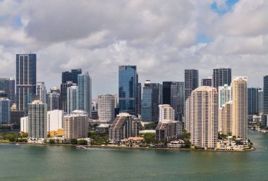 Miami şehir merkezindeki Brickell ufuk çizgisinin hava görüntüsü. Miami 'deki gökdelenler. Brickell finans bölgesinin manzarası. Brickell, Miami 'de. Şehir manzaralı Brickell Kentsel manzarası