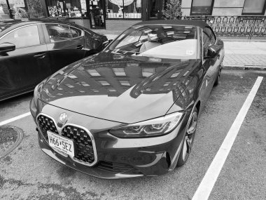 New York City, ABD - 10 Mart 2024: BMW 4 üstü açık lüks araba açık otoparka park edilmiş, üst manzara.