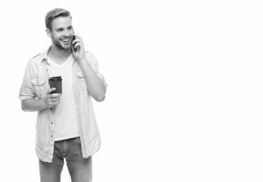 Telefonla ve kahveyle arayan adam. Konuşuyorduk. Kahve molası. Sabah araması. Genç meşgul bir adam telefonda konuşuyor. Millennial 'daki adam telefonla arıyor. Beyazdan izole edilmiş. Boşluğu kopyala.