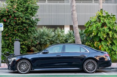 Miami, Florida, ABD - 07 Nisan 2025 Mercedes Benz S Sedan Car. Lüks sedan Mercedes Mercedes Mercedes Mercedes Mercedes Mercedes Benz açık havada parladı. Siyah araba, yan görüş..