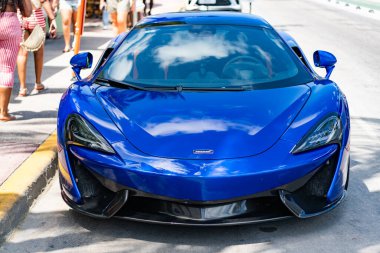 Miami, Florida, ABD - 19 Nisan 2025: Car McLaren 570 açık hava parkı. Mavi spor araba, ön manzara. 2018 McLaren 570 S spor araba. Lüks spor araba McLaren 570 'ler..