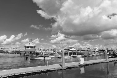 Miami, Florida, ABD - 9 Haziran 2024: Florida Biscayne Körfezi Miami. Biscayne Körfezi. Miami sahil marinası. Seyahat güzergahı. Biscayne Körfezi 'ndeki yat limanında. Lüks bir yaşam tarzı. Yaz tatili limanı.